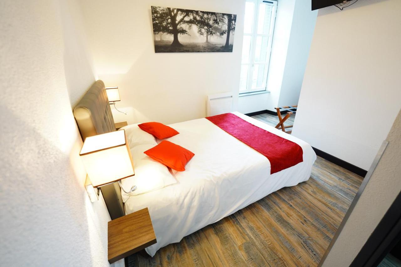 Logis Hotel Le Relais Des Remparts Allanche Eksteriør billede