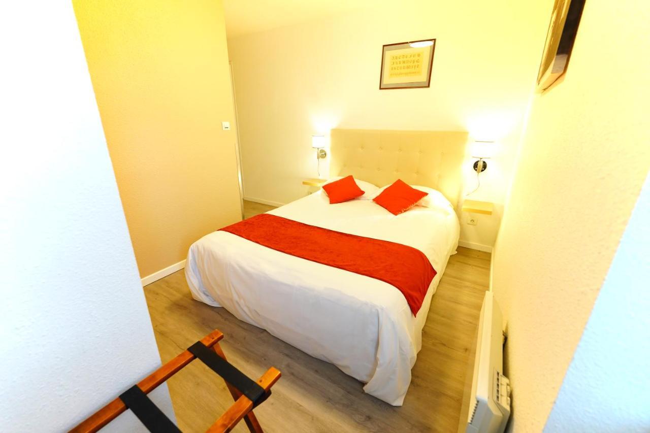 Logis Hotel Le Relais Des Remparts Allanche Eksteriør billede